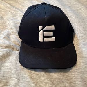 Black snap back hat